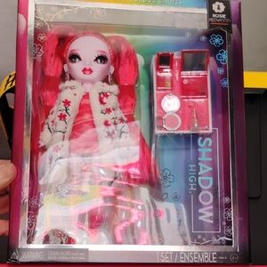 New Shadow High Rosie Redwood Fashion Doll with Accessories (B-3)
